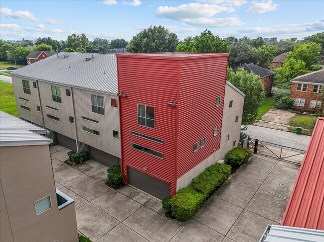 Building Photo - 2453 Wentworth St