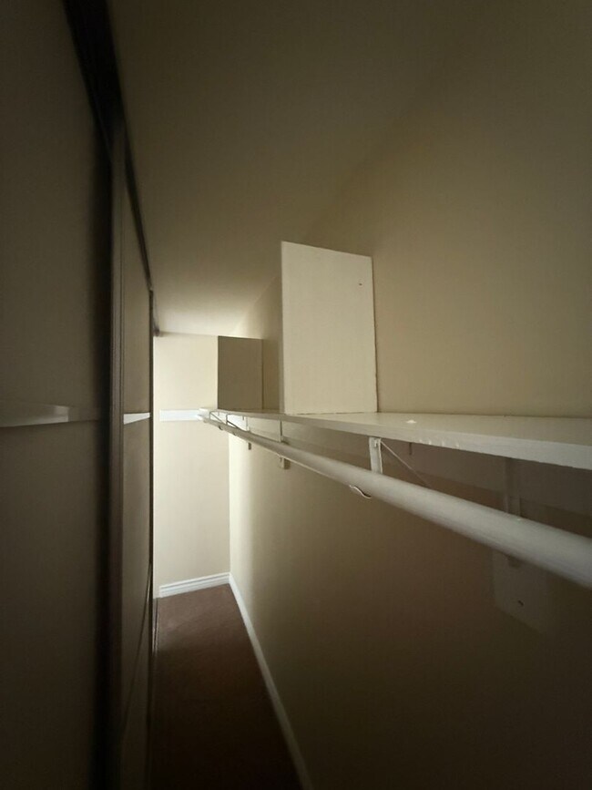 Building Photo - 3 Bedroom Condo for Lease with a 1 Car Garage