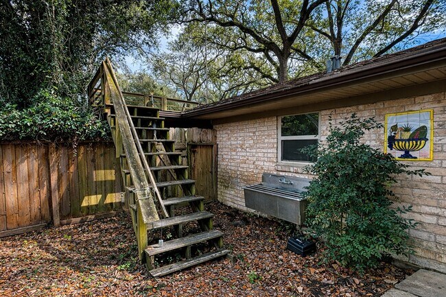 Building Photo - 202 Hardy St