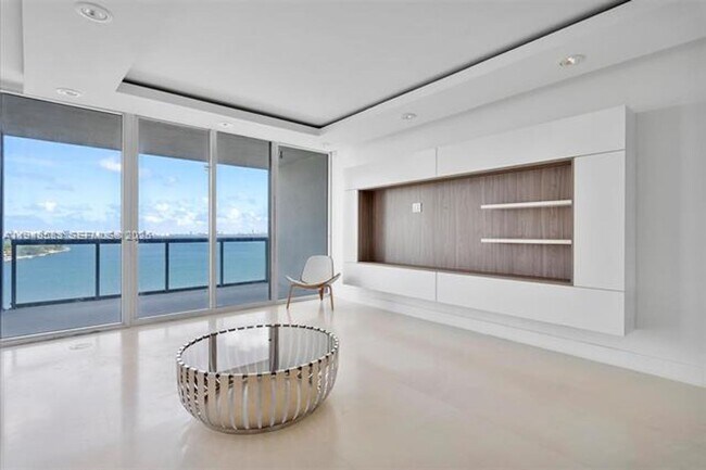 Building Photo - 601 NE 36th St