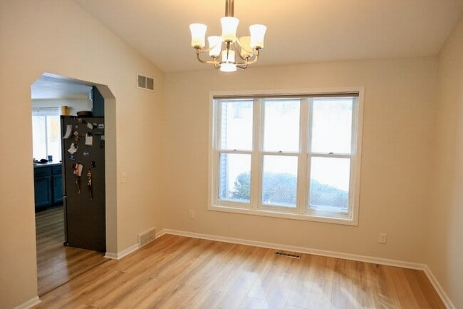 Building Photo - 206 N High Point Rd