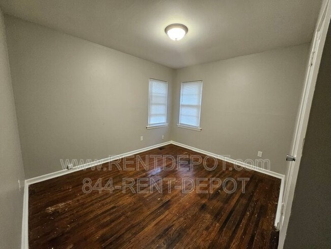 Building Photo - 1528 SE Riverside Dr