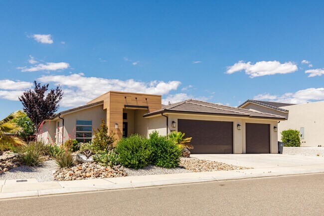Building Photo - 3 bed plus office / 2.5 bath / 3 car Single Story with Community Pool!