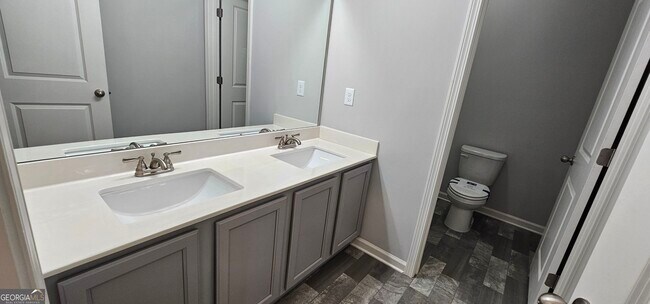 Building Photo - 352 Newshaw Dr