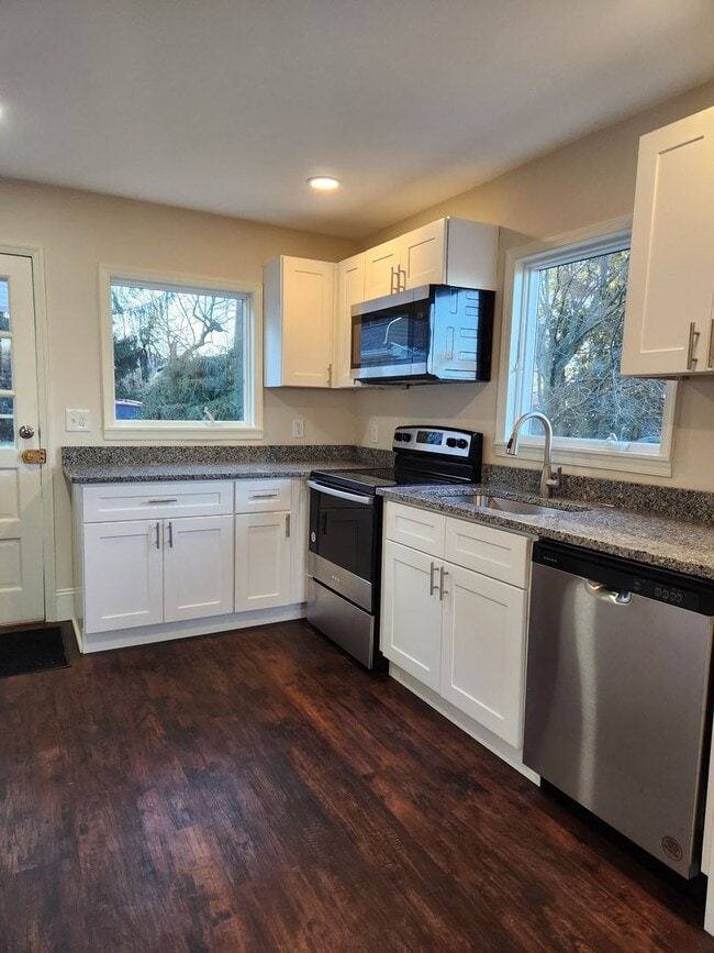 Building Photo - 344 Woodland View Dr