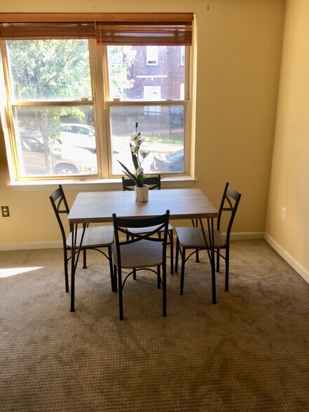 Building Photo - 1240 Holbrook Ter NE