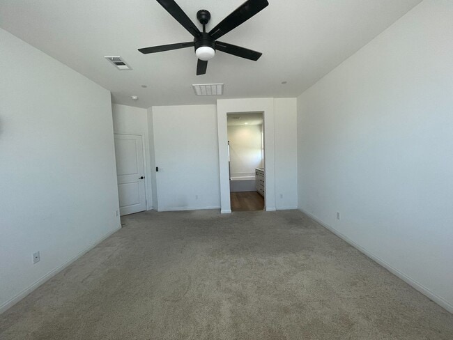 Building Photo - Comfortable & Convenient Living in the Hea...