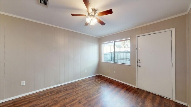 Building Photo - 204 Lynn Dr