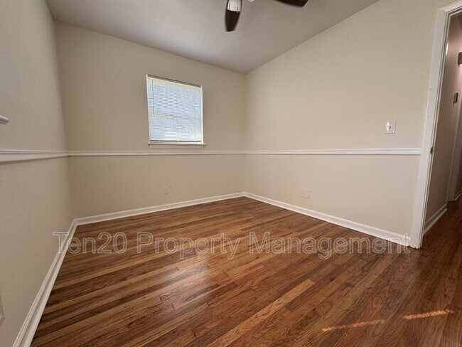 Building Photo - 302 26th St