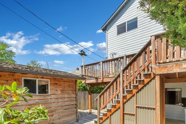 Building Photo - Sun-filled 3-bedroom, 3-bathroom single-fa...