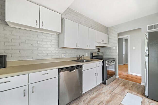 Building Photo - 10765 Spring Garden Dr