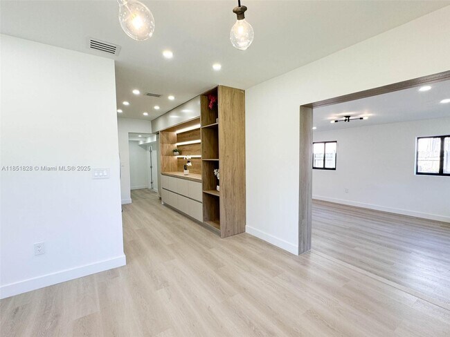 Building Photo - 1040 NE 143rd St