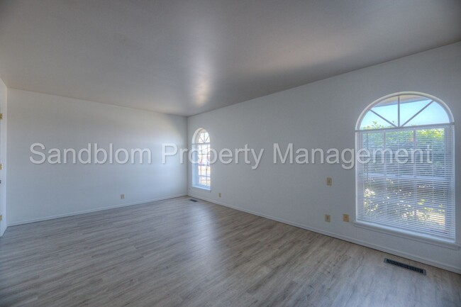 Building Photo - For Lease | South Tulsa Duplex | $1400 Rent