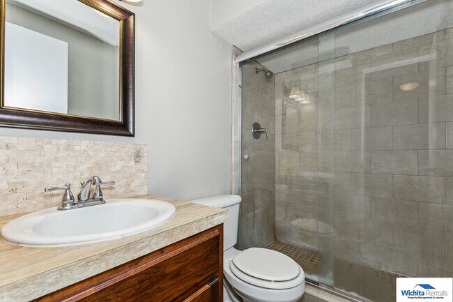 Building Photo - 3 bedroom 2 bath duplex - SE Wichita