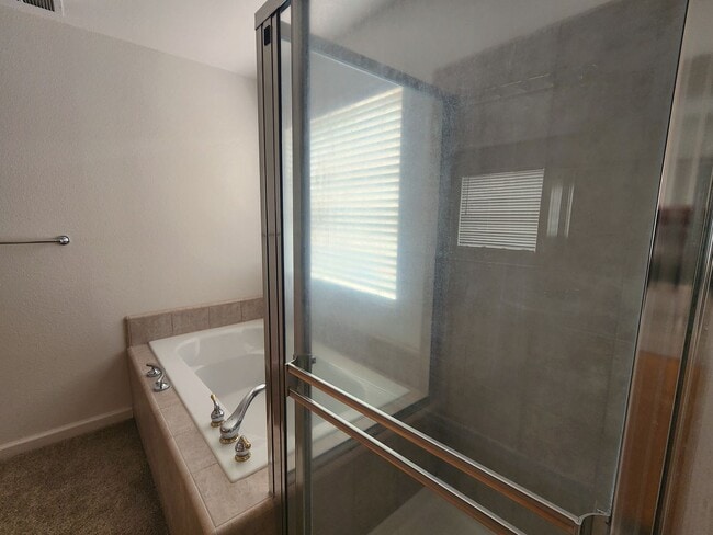 Building Photo - Large home on a golf course