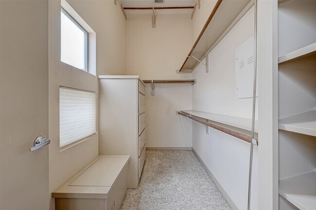 Building Photo - 5315 Lillian St