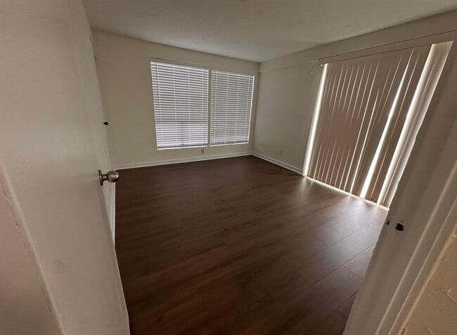 Building Photo - 5916 Lago Vista Way