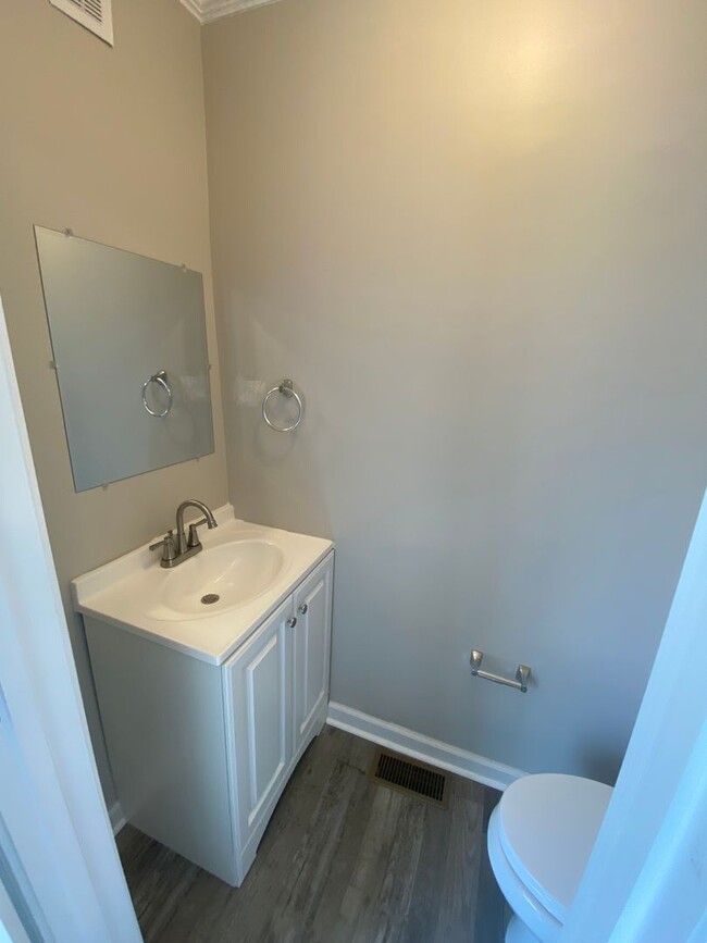 Building Photo - Lawncare and water included- 1 Bed 1.5 Bat...