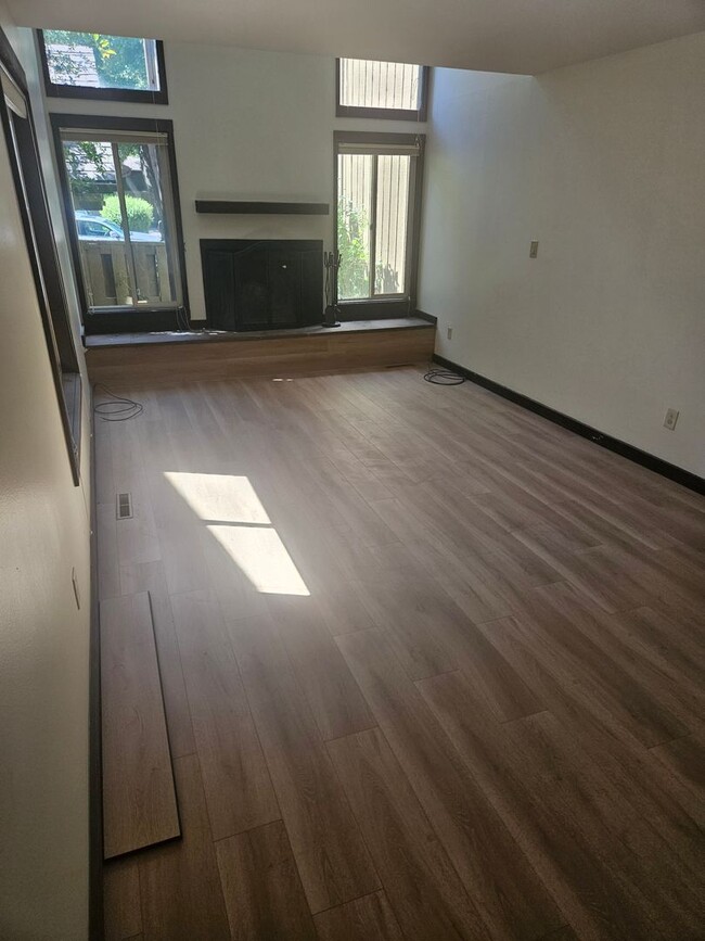 Building Photo - Cozy 3 Bedroom Townhome Near CSU