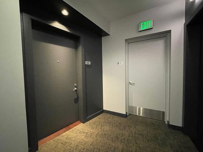 Building Photo - Incredible 1Bd/1Ba Fully Furnished Condo in the Pearl!!!! Corner Unit with Spectacular Views & Ga...