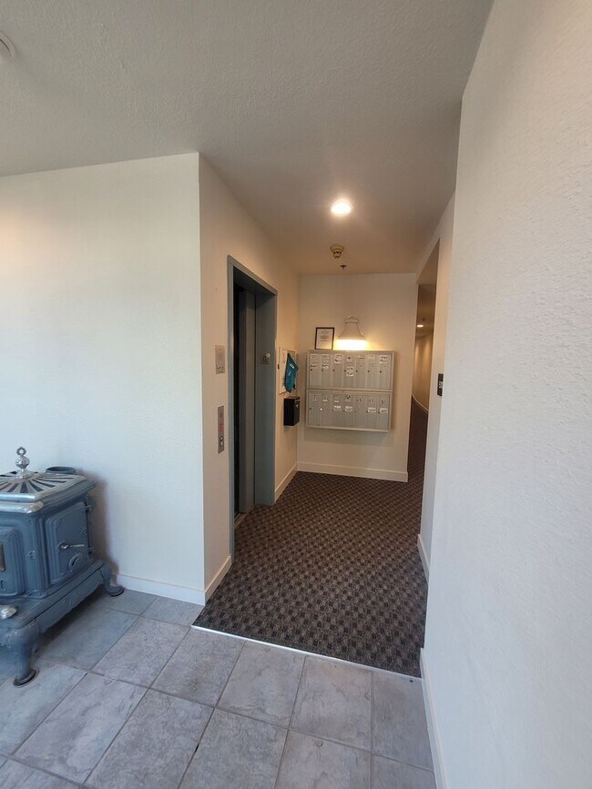 Building Photo - Remodeled One Bedroom with Large deck - H ...