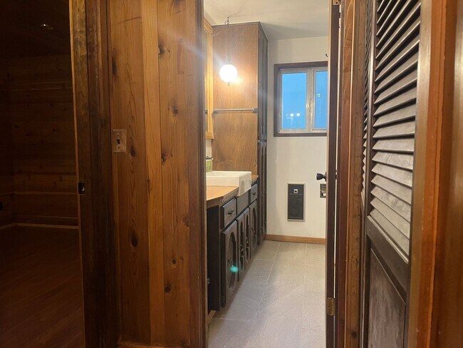 Building Photo - RR03