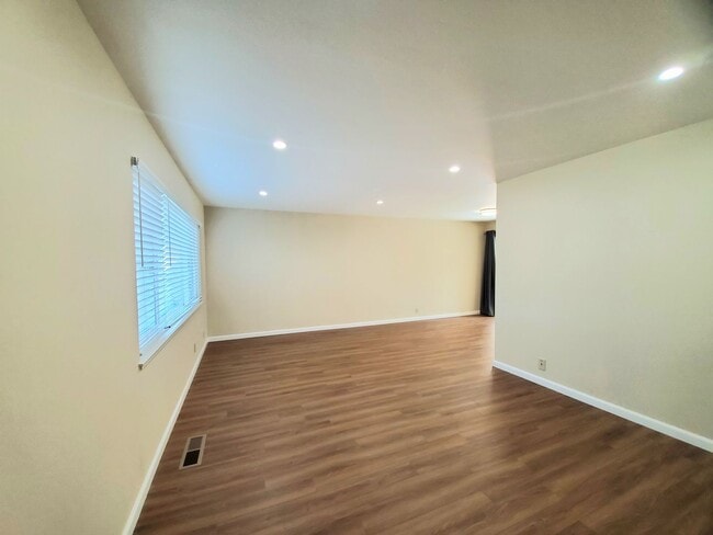 Building Photo - Lovely 3 bedroom 2 bath duplex with private garage and backyard