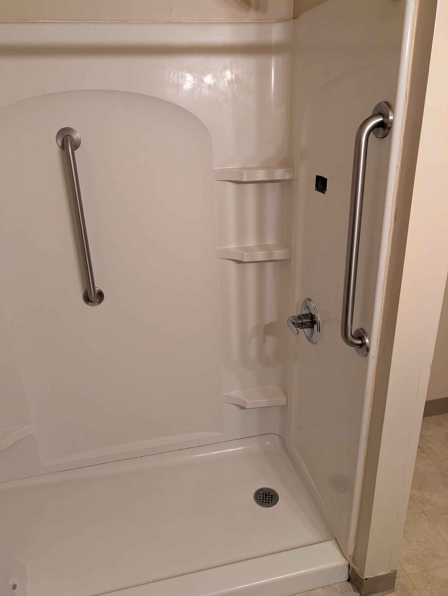 Building Photo - 401 W Walnut St