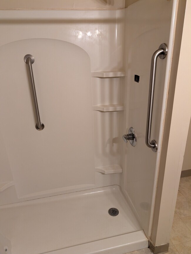 Building Photo - 401 W Walnut St