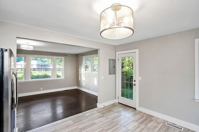 Building Photo - 2129 Crystal Dr