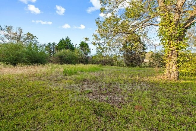 Building Photo - 2421 Circle Dr