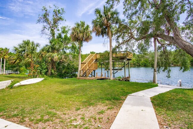 Building Photo - 1045 N Cres Dr