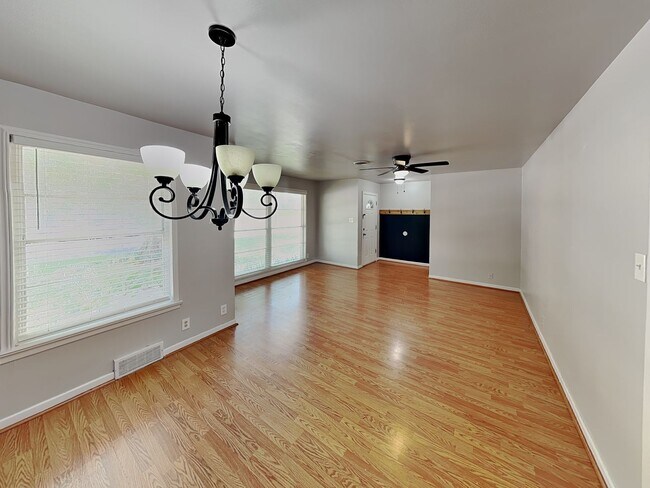Building Photo - Quaint 3 bedroom in the Wilshire Addition in Fort Worth!