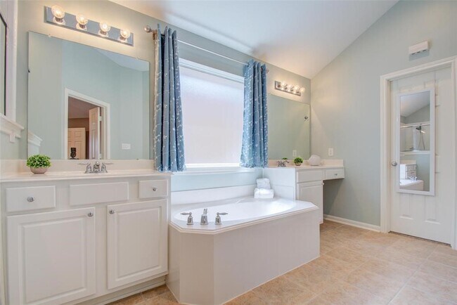 Building Photo - 15950 Cottage Ivy Cir