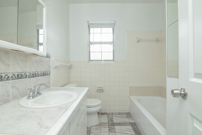 Building Photo - Cozy 3 Bed 2 Bath Condo for Rent in Downto...