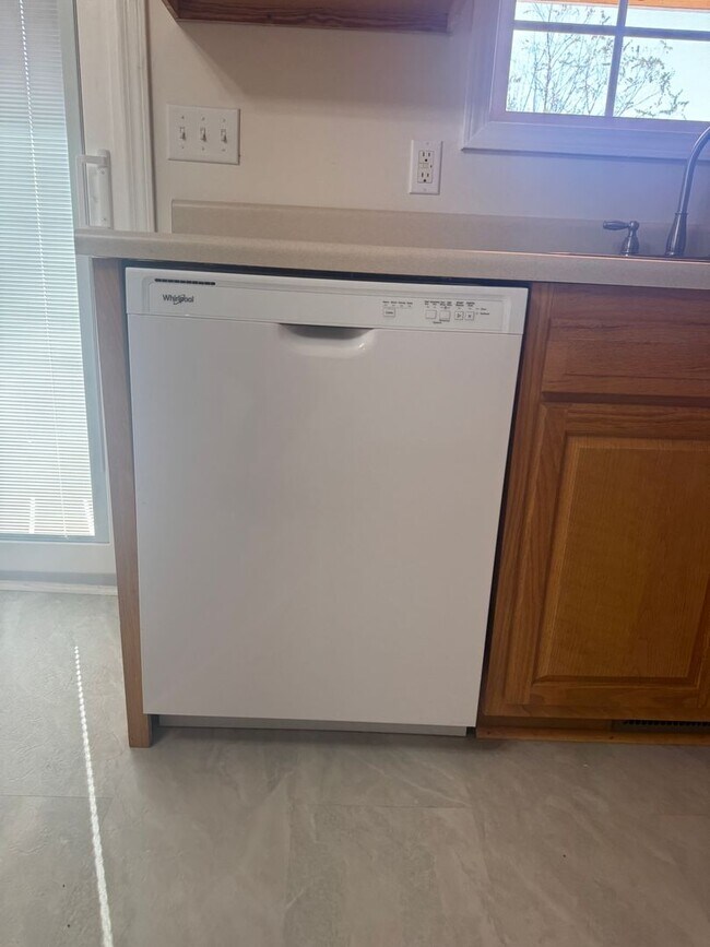 Building Photo - Updated Townhouse In Hunter Hills