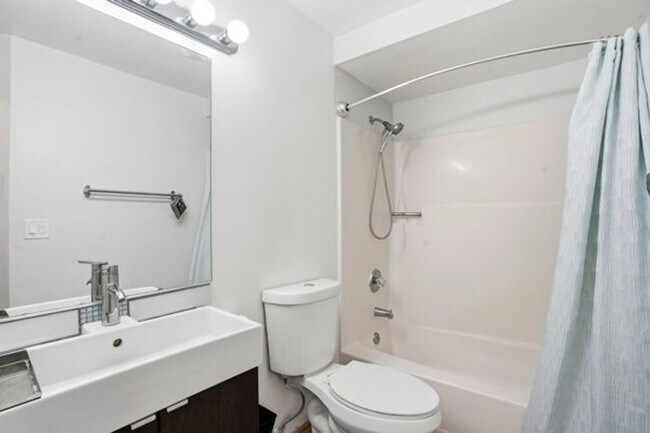 Building Photo - Remodeled-like new! Adorable 2 br 1 bath, great location! Water-sewer-garbage Incl