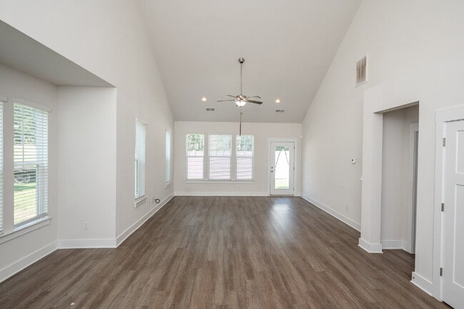 Building Photo - Modern 3BR/2.5BA Townhome with Main-Level Suite and Loft, located in a Prime Taylors Location!
