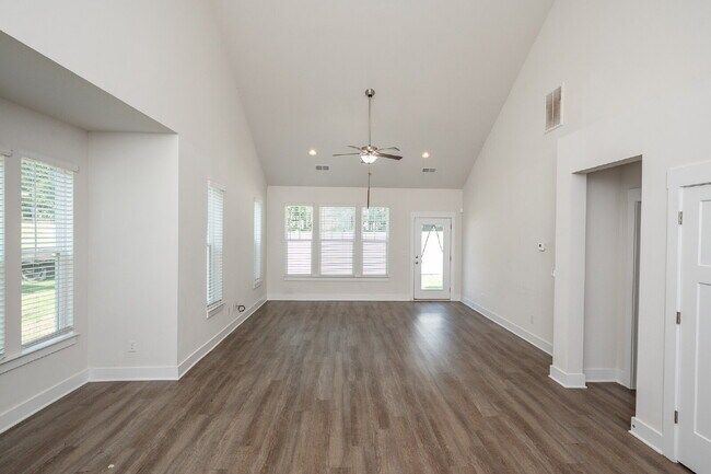 Building Photo - Modern 3BR/2.5BA Townhome with Main-Level Suite and Loft, located in prime Taylors Location! $220...