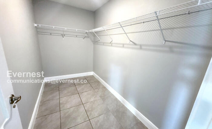 Building Photo - 518 Bristol Cir