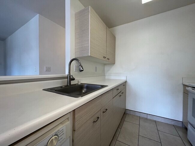 Building Photo - 480 Kenolio Rd