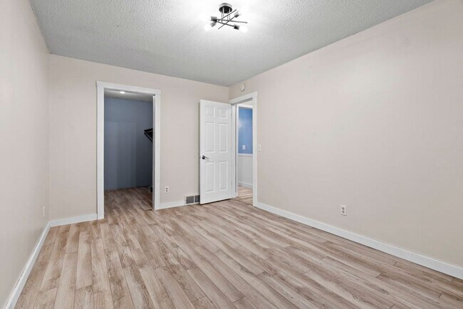 Building Photo - 10510 E Shady Ln