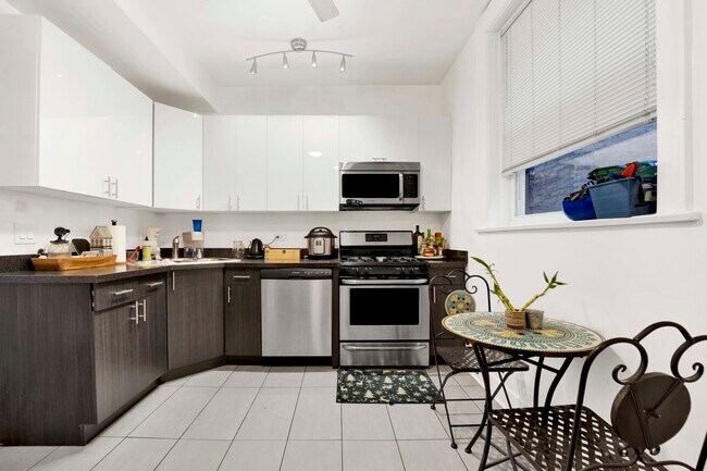 Building Photo - 3226 W Potomac Ave