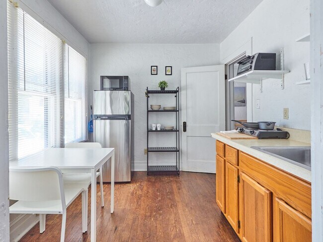 Building Photo - R0504