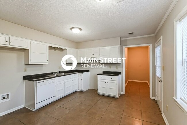 Building Photo - 3 Bedroom Pet-Friendly Home in MEMPHIS, TN with Main Street Renewal