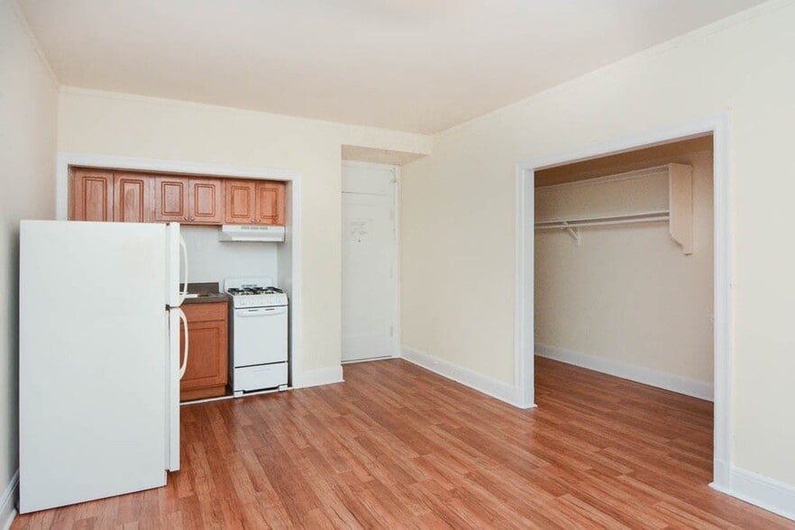Building Photo - 3335 W Diversey Ave
