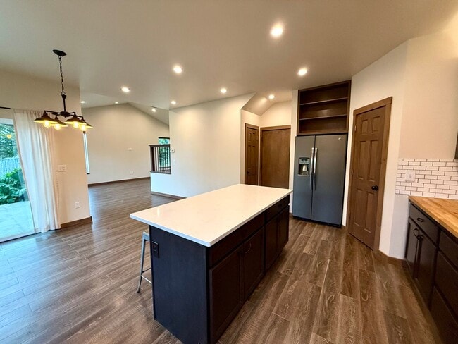 Building Photo - LIKE NEW K-BEACH HOME!