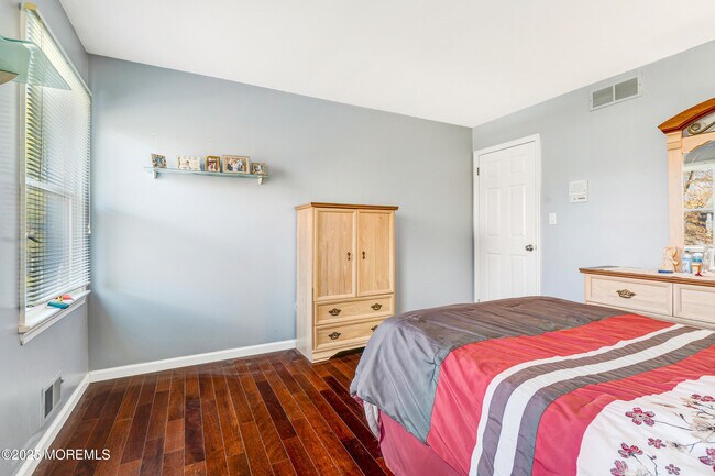 Building Photo - 7 Oak Tree Ln