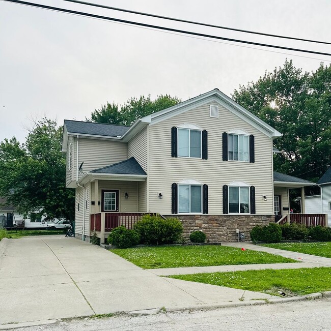 Building Photo - Spacious 3-Bedroom Duplex for Rent – Minut...
