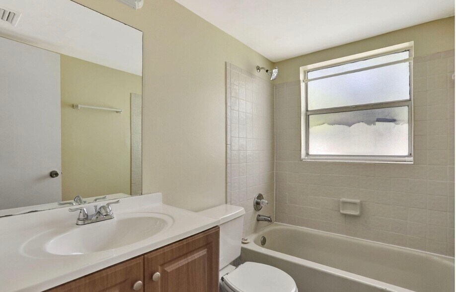 Building Photo - 832 Twin Lakes Dr